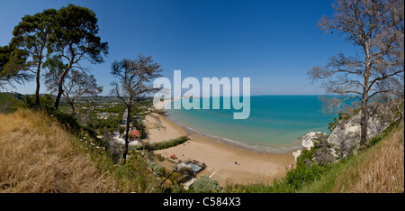 Italien, Europa, Strand, Vieste, Gargano, Apulien, Landschaft, Wasser, Bäume, Frühling, Strand, Meer, Stockfoto