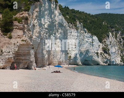 Italien, Europa, Baia di Vignanotica, Gargano, Apulien, Landschaft, Frühling, Strand, Meer, Menschen, Kreidefelsen, Stockfoto