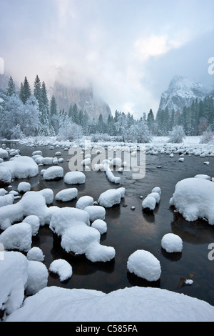 Tore des Tales wie nach einem schweren Winter Schneefall im Yosemite Valley - Yosemite Nationalpark, Kalifornien Stockfoto