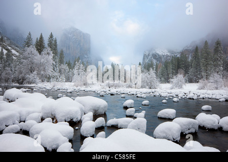 Tore des Tales wie nach einem schweren Winterschnee gesehen fallen im Yosemite Valley - Yosemite Nationalpark, Kalifornien Stockfoto