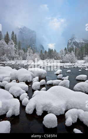 Tore des Tales wie nach einem schweren Winterschnee gesehen fallen im Yosemite Valley - Yosemite Nationalpark, Kalifornien Stockfoto