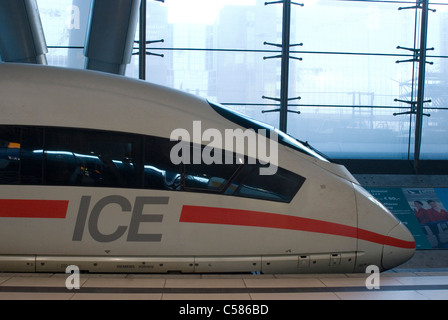 ICE (Intercity Express) Zug am Frankfurter Flughafen entfernt. Stockfoto