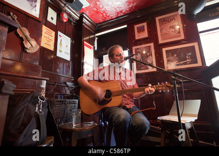 Republik von Irland, Irland, Dublin, Temple Bar, Pub, Pubs, Irish Pub, Irish Pubs, Guinness, Straßenszene, Dublin Street Scene, Stockfoto