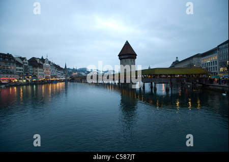 Schweiz, Europa, Kappelbrucke, Brücke, Reuss, Luzern, Karneval, Karneval, Stadt, Stadt, Altstadt, Tradition, Tracht, Kleidung Stockfoto