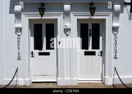 Zwei weiße Türen am Flussufer, Burnham-auf-Crouch, Essex, England Stockfoto