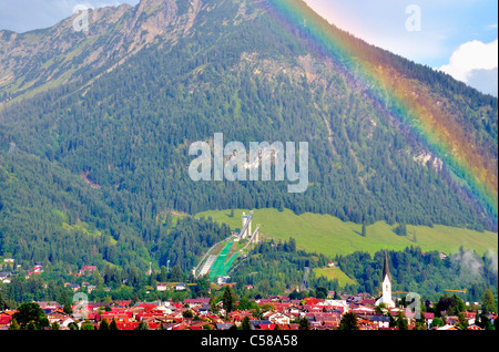 Übersicht, Oberstdorf, Dorf, Regenbogen, Shadow Mountain, Sprungschanze, Shadow Mountain Ski-Jump, Oberallgau, Bavaria, Germany, Europ Stockfoto