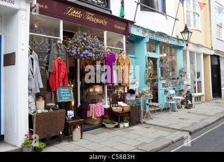 Junk-e-antike Ziegel ein Brac Shop in Hastings Jahrgang Hastings Strand Boote englischen Küste Stockfoto