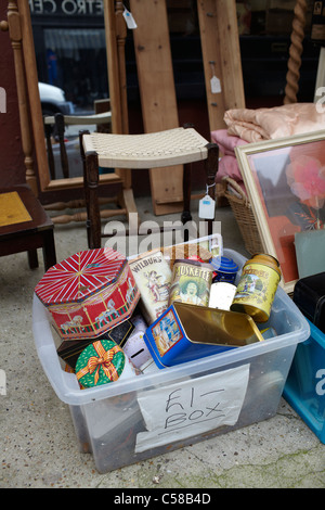 Junk-e-antike Ziegel ein Brac Shop in Hastings Jahrgang Hastings Strand Boote englischen Küste Stockfoto