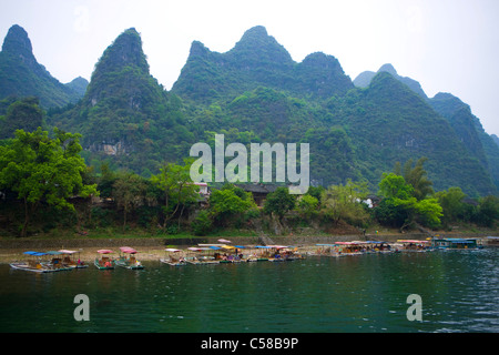 Li River, China, Asien, Fluss, Fluss, Dorf, Boote, Berge, Karst, Karst Landschaft, Holz, Wald, Stockfoto