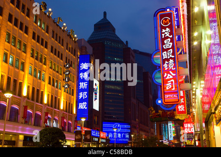 Shanghai, China, Asien, Stadt, b, s von Wohnungen, Hochhäuser, Fußgängerzone, Mall, Einkaufsstraße, Geschäfte, Geschäft, du Stockfoto