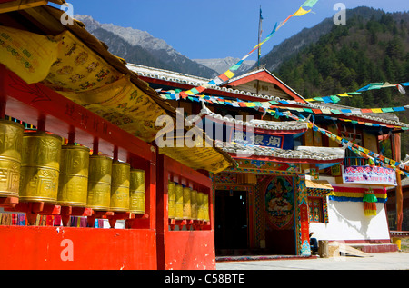 Zechawa Village, China, Asien, Dorf, Haus, home, bemalte Fassade, Dekorationen, Fahnen, chinesische Schrift, Handschrift, religiöse Stockfoto