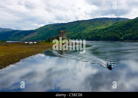 Eilean Donan Castle, Großbritannien, Schottland, Europa, Meer, Küste, Gezeiten, niedrig, Ebbe, Flut, Insel, Insel, Burg, Brücke, Boot Stockfoto