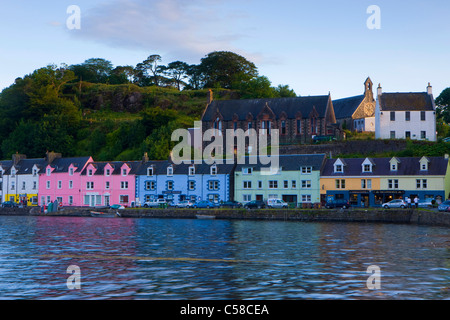 Portree, Großbritannien, Schottland, Europa, Insel, Insel Skye, Meer, Küste, Stadt, Stadt, Hafen, Hafen, Häuser, Wohnungen, Farben, Dämmerung Stockfoto