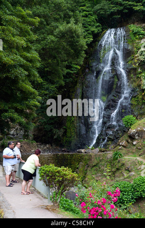 Der berühmte Wasserfall bei Ribeira Dos Caldeirões Naturpark, Achada, Nordeste Region, Insel São Miguel, Azoren. Stockfoto