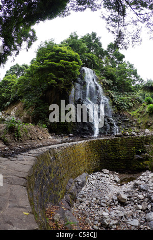 Der berühmte Wasserfall bei Ribeira Dos Caldeirões Naturpark, Achada, Nordeste Region, Insel São Miguel, Azoren. Stockfoto