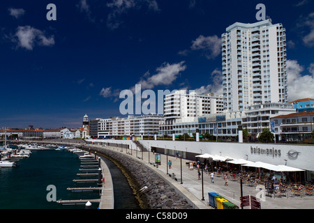 Restaurants am Yachthafen in Ponta Delgada, Insel São Miguel, Azoren. Stockfoto