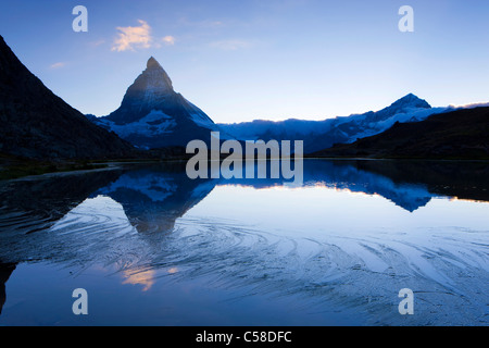 See-Riffel, Schweiz, Europa, Kanton Wallis, Mattertal, See, Meer, Wasser, Pflanzen, Berg, Matterhorn, Reflexion, Abenstimm Stockfoto