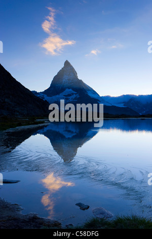 See-Riffel, Schweiz, Europa, Kanton Wallis, Mattertal, See, Meer, Wasser, Pflanzen, Berg, Matterhorn, Reflexion, Abenstimm Stockfoto