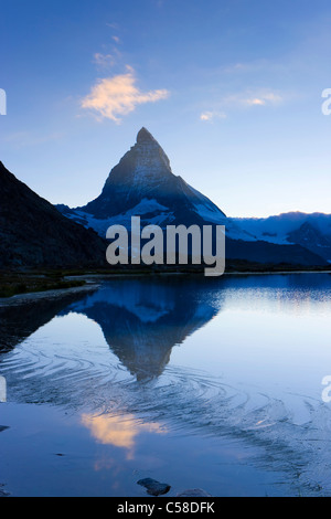 See-Riffel, Schweiz, Europa, Kanton Wallis, Mattertal, See, Meer, Wasser, Pflanzen, Berg, Matterhorn, Reflexion, Abenstimm Stockfoto