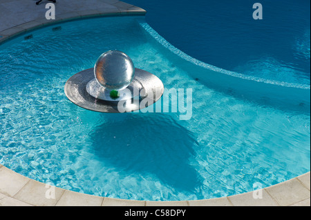 Aussenpool in Guernsey mit Wasserspiel Stockfoto