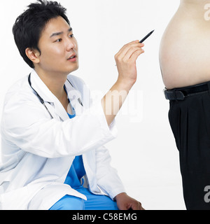 Nahaufnahme der Chirurg Inspektion Patient Bauch Stockfoto