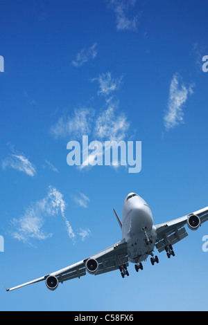 Jet-Flugzeugen ist in einem blauen Himmel manövrieren. Stockfoto