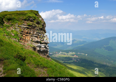 Rocky Mountain und kleinen Häuschen im grünen Tal Stockfoto