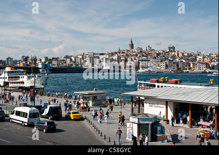 An der Uferpromenade in der Altstadt von Istanbul mit der Galata-Brücke auf der linken Seite. Stockfoto