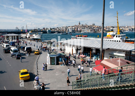 An der Uferpromenade in der Altstadt von Istanbul mit der Galata-Brücke auf der linken Seite. Stockfoto