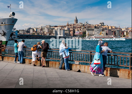 An der Uferpromenade in der Altstadt von Istanbul mit der Galata-Brücke auf der linken Seite. Stockfoto