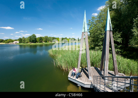 Besucher sitzen auf Holzsteg Kreuzung See im Britzer Garten Hermannplatz in Berlin-Deutschland Stockfoto