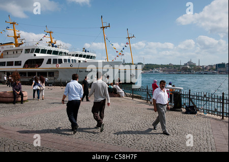 Blick von der Galata-Seite der Altstadt Sultanahmet mit den berühmten Moscheen und das Goldene Horn im Vordergrund. Stockfoto