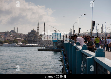 Blick von der Galata-Seite der Altstadt Sultanahmet mit den berühmten Moscheen und das Goldene Horn im Vordergrund. Stockfoto