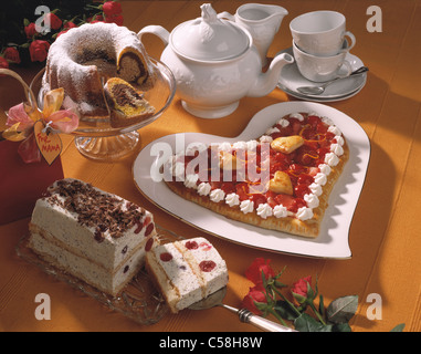 Tableau: Ring Kuchen / Erdbeer Herz / Kirsche - Eistorte Stockfoto