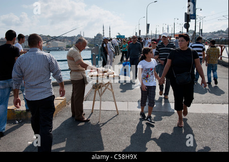 Blick von der Galata-Seite der Altstadt Sultanahmet mit den berühmten Moscheen und das Goldene Horn im Vordergrund. Stockfoto