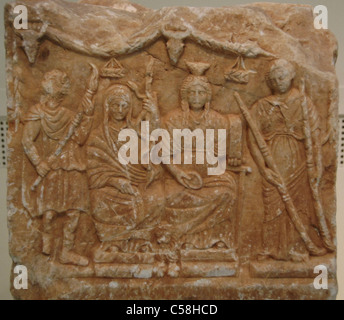 Taurobolium-Altar mit Relief Darstellung der Göttin, die Kybele mit Demeter flankiert von Persephone Kore und Iacchus thront. Stockfoto