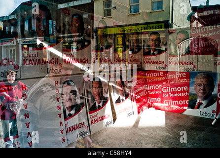 Labour-Partei Wahlplakate für die irische allgemeine Wahl in ein unbebautes Grundstück in Wicklow Stadt. Irland. Stockfoto