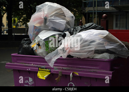 Oben auf einem Wheelie bin überfüllt mit Müll Stockfoto