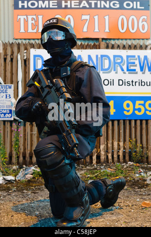 Polizisten in uniform ballistischen Schutz bewaffnet mit einem automatischen Maschinengewehr Heckler & Koch G36C Stockfoto