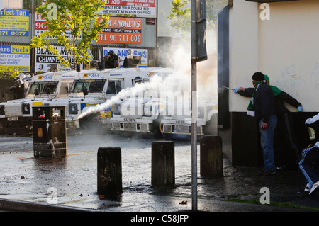 Ein älterer Mann veranschaulicht eine Jugend Feuerwerk am Polizei wollen Stockfoto