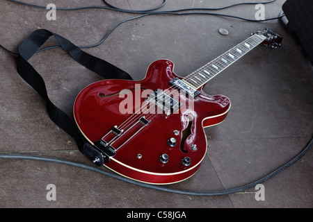 Dunkle rote Gibson Les Paul e-Gitarre liegen auf einer Bühne in einem Musik-festival Stockfoto