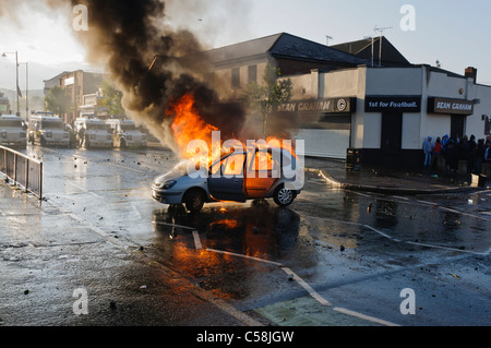 Randalierer ein gestohlenes Auto in Brand gesetzt Stockfoto