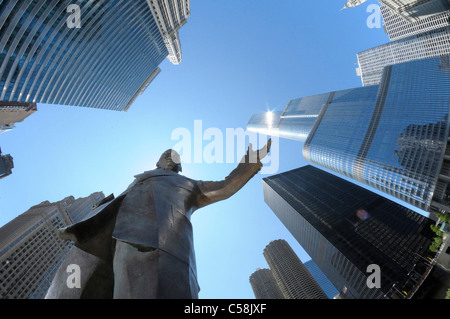 Bronze, Statue, Irv Kupcinet, zeigend, Trump International Hotel, Turm, bauen, Chicago, Illinois, USA, Vereinigte Staaten, Ameri Stockfoto