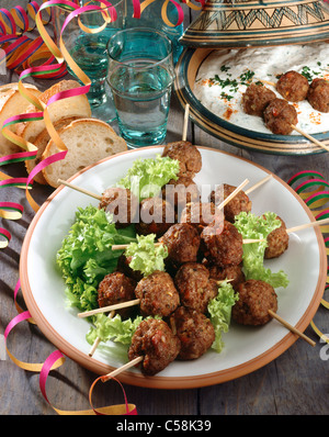 Spucken mit Hackfleisch-Knödel (Lamm) mit Knoblauch - Joghurt Stockfoto