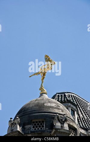 Vergoldete geflügelten Bronzestatue von Ariel von Sir Charles Wheeler auf Klasse 1 aufgeführten Bank of England Kuppel Threadneedle Street London Stockfoto
