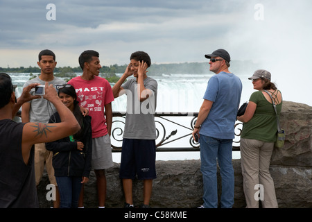 Touristen, die die Fotos von der Hufeisenfälle Niagara Falls Ontario Kanada Stockfoto