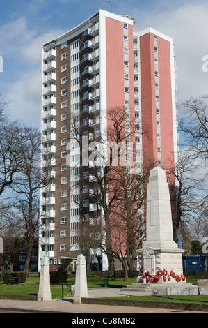 Hochhaus Wohnblock in einer Innenstadt in England. Stockfoto