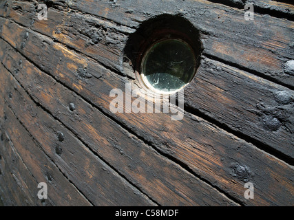 Konstruktion eines alten hölzernen Dampfschiffes Boards, die mit Teer gegen Verschleiß und Abnutzung behandelt wurden, um die Schlitze dazwischen abzudichten Stockfoto