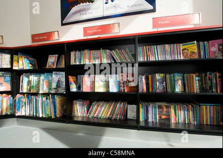 Bücherregale im Abschnitt Kinder einer Bibliothek in England. Stockfoto