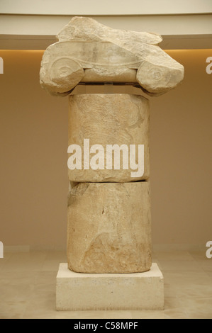 Ionische Säule (5. Jh. v. Chr.) erbaut zum Gedenken an die Schlacht von Marathon. Archäologisches Museum von Marathon. Griechenland. Stockfoto